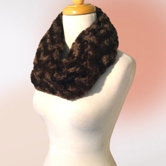 Bundle of Two Plush Chocolate Brown Faux Fur Scarves Oblong and Infinity NWOT - Picture 7 of 11